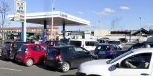 Rallentano ma non si fermano i rincari di benzina e diesel: i marchi che hanno aumentato i prezzi