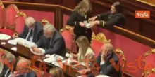 Un bicchiere d'acqua per la premier Meloni durante la discussione in Senato sulla crisi in Iran