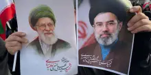 L'Iran conferma: Khamenei jr &egrave; ferito, ma sta bene. Versioni contrastanti sulle ferite