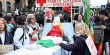 Referendum, al corteo per il No bambola raffigurante Giorgia Meloni sulla barella del pronto soccorso