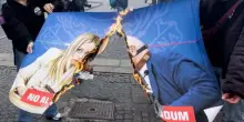 Corteo per il No, bruciate le foto di Meloni, Nordio e Trump. In fiamme la bandiera americana