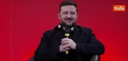 Standing ovation degli studenti francesi per Zelensky a Sciences Po Paris