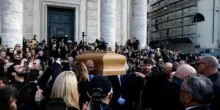 Addio a Enrica Bonaccorti, ai funerali la lettera di Renato Zero e l'abbraccio degli amici