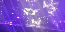 Giorgia omaggia &ldquo;Il Genio di Minneapolis&rdquo; Prince con Purple Rain. Il video al concerto | GUARDA