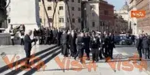 L'arrivo di Mattarella all'Altare della Patria per la Giornata dell'Unit&agrave; Nazionale
