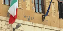 Nascosto, strappato, sbiadito. Il Tricolore s'arrende a scuola