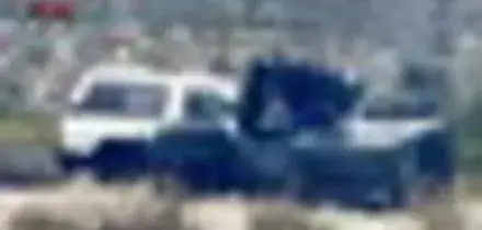 Intrappolati nell'auto ribaltata nel torrente, salvati dai carabinieri