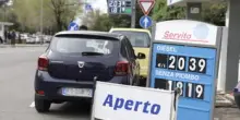 Caro benzina, il governo passa all'azione: stretta sulle speculazioni, bonus e social card rafforzata
