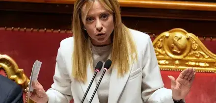 Meloni sbotta: "Referendum? Notizie false per far vincere il No&rdquo;. Taglio di 25 centesimi dei carburanti
