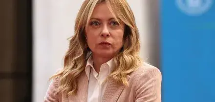 Carburanti, Meloni &ldquo;Tagliamo 25 centesimi al litro&rdquo;