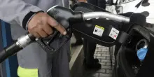 Guerra e benzina alle stelle: il governo taglia 25 centesimi al litro e colpisce gli speculatori