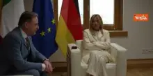 Consiglio Europeo, Meloni saluta e abbraccia Merz e Von Der Leyen
