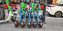 Anche la citt&agrave; dei monopattini ora deve mettersi in regola con targa e assicurazione