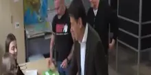 Conte al voto con il cane ma fa una gaffe clamorosa. Il video &egrave; virale | GUARDA
