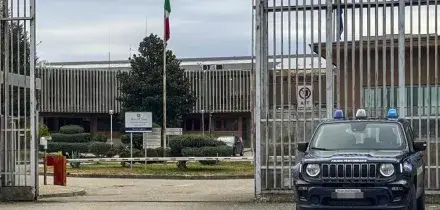Dentista dei vip arrestato: ha provato a portare in carcere un etto di hashish