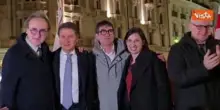 L'abbraccio sul palco tra Schlein, Conte, Fratoianni e Bonelli durante festa vittoria No