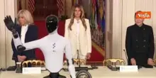 Melania Trump al vertice tech a Washington sfila con il robot umanoide "Numero 3"