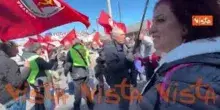 Manifestazione No Kings a Roma, sventola gigantesca bandiera della Pace