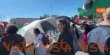 Alla manifestazione No Kings a Roma sventola un'enorme bandiera della Palestina