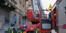 Incendio in una palazzina a Milano, evacuati i condomini: le immagini