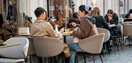 Tavolini all'aperto, ricomincia la guerra