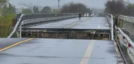 Maltempo, crolla ponte sul fiume Trigno. Nessun ferito, viabilit&agrave; bloccata