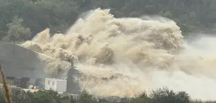 Frane, ponti crollati, neve record e fiumi esondati: Italia sotto assedio del maltempo