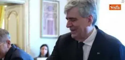 Mazzi stringe la mano di Meloni troppo presto al giuramento: Scusate &egrave; la prima volta