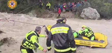 Maltempo, tratti in salvo 32 turisti rimasti isolati nel Messinese: le immagini