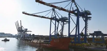 Medov, le operazioni di scarico delle nuove gru al terminal SECH di Genova