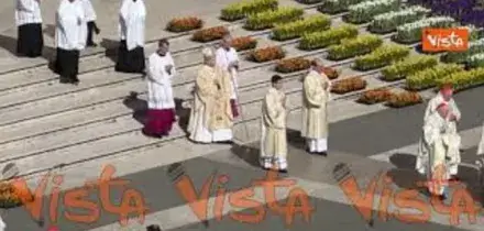 Papa Leone XIV esce sul sagrato di Basilica S. Pietro per celebrare la sua prima messa di Pasqua