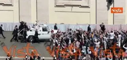 Il giro in papamobile di Leone XIV in piazza San Pietro dopo la Messa di Pasqua