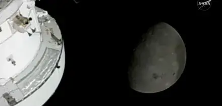 Artemis II sorvola il lato oscuro della Luna: la diretta video della Nasa