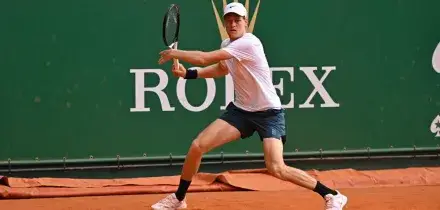 Esordio convincente per Sinner a Montecarlo, avanti Berrettini, fuori Darderi