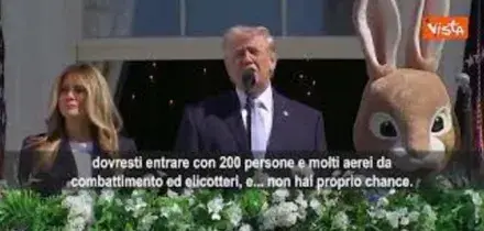 Trump parla di guerra in Iran col coniglio pasquale a fianco: Siamo una grande potenza militare