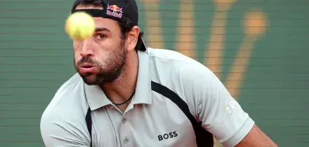 Montecarlo, Berrettini martella Medvedev e passa agli ottavi