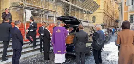 A Roma i funerali di Roberto Arditti, le immagini dell'uscita del feretro