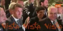 Ovazione per Macron all'uscita dalla sede di Sant'Egidio a Roma