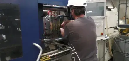 In lieve rialzo la produzione industriale a febbraio