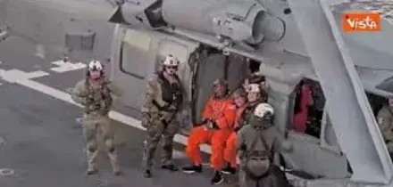 Artemis II torna sulla Terra, astronauti sorridenti dopo lo splashdown perfetto