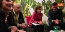Commissario Ue all'Agricoltura Hansen indossa spilla "Make wine, not war" di Coldiretti al Vinitaly