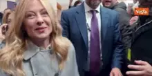 "Ma che stai a fa?", Meloni scherza con un fan e gli prende telefono per scattare selfie al Vinitaly