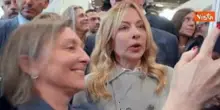 Bagno di folla, brindisi e selfie, la visita della premier Meloni al Vinitaly