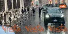 Zelensky arriva a Palazzo Chigi per incontro con Meloni. La pioggia e l'ingresso in macchina