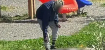 Nigeriano cucina un gatto tra i giochi dei bambini