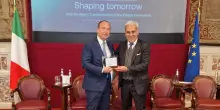 Luca dal fabbro, presidente esecutivo iren e presidente utilitalia, premiato &ldquo;top manager 2025&rdquo; durante la cerimonia di apertura del master safe presso la sala della regina di palazzo montecitorio