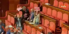 Dl sicurezza, opposizioni con cartelli in Aula Senato, 'Con Governo Meloni zero sicurezza'