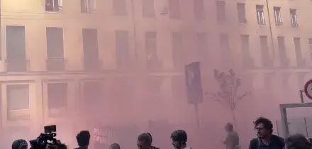 Corteo centri sociali a Milano,fumogeni e petardi contro la Polizia: le immagini