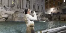 Achille Lauro incanta il pubblico a Fontana di Trevi | IL VIDEO