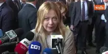 Meloni va via dal punto stampa, poi ci ripensa: Per&ograve; &egrave; l'ultima domanda